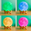 Luminária Lua 3D LED com Base de Madeira – Luz Noturna Decorativa para Quarto, Sala e Escritório